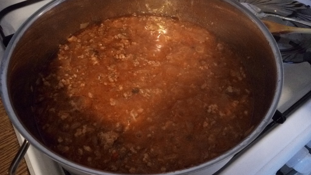 Zucchini lasagna, boiling the meat mix with the tomato or pizza sauce