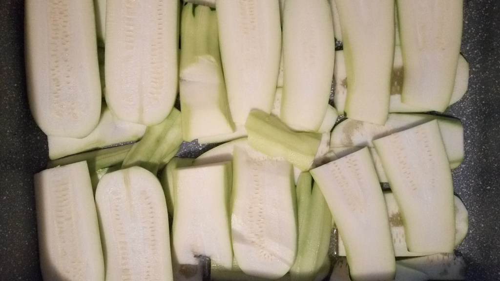 Zucchini lasagna, adding half the slices of the squash